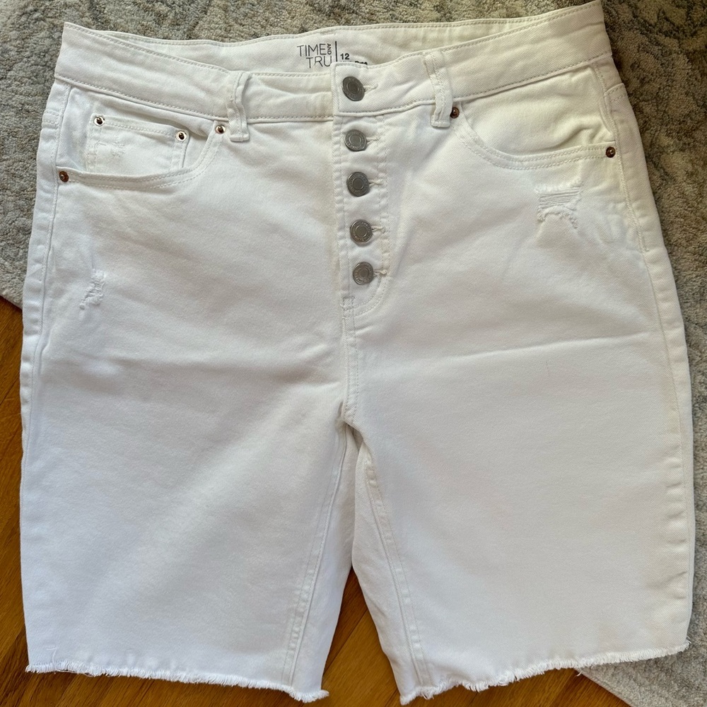 Time and Tru white Bermuda shorts - button fly